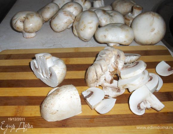 Нарежьте шампиньоны слайсами.