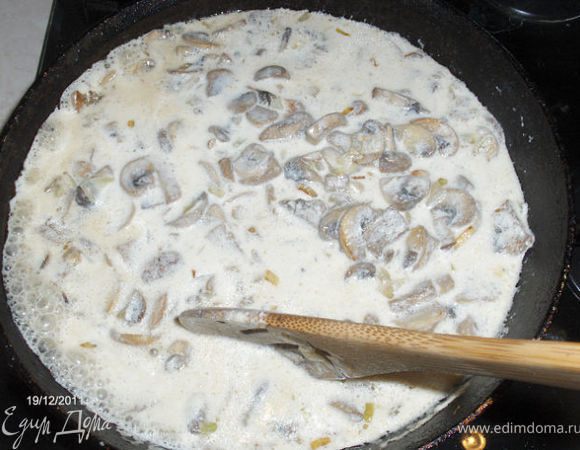 Залейте сметанным соусом (0,5 ст. воды + 1 ст. сметаны), тушите 10–15 минут.