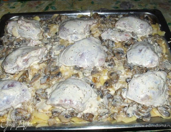 Сверху выложите курицу.