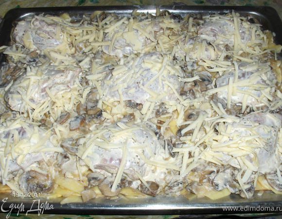 Посыпьте тертым сыром.