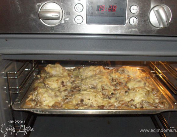 Периодически проверяйте: картофель должен тушиться в сметанном соусе, но не подгорать. Приятного аппетита!