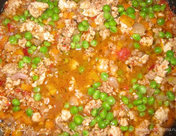 Когда мясо зарумянится, добавляем вино, томаты, специи и тушим 10-15 минут. Добавляем свежий горошок и еще протушиваем до готовности горошка.