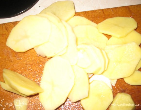 Картофель чистим, режем тонкими пластинками.