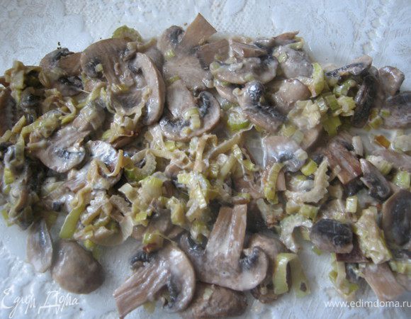 Духовку разогреть до 190град. Овощи выложить в форму для запекания.
