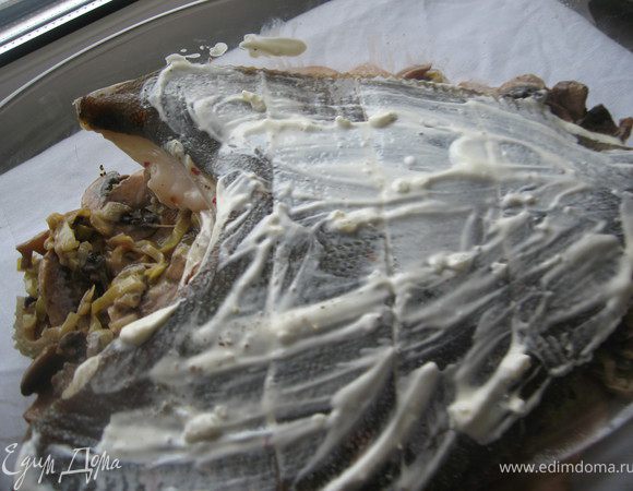 Сметану смешать с чесноком ( пропустить через чеснокодавилку)и обмазать камбалу с двух сторон. Уложить на овощи, влить сухое вино и поставить в духовку на 20 минут. 