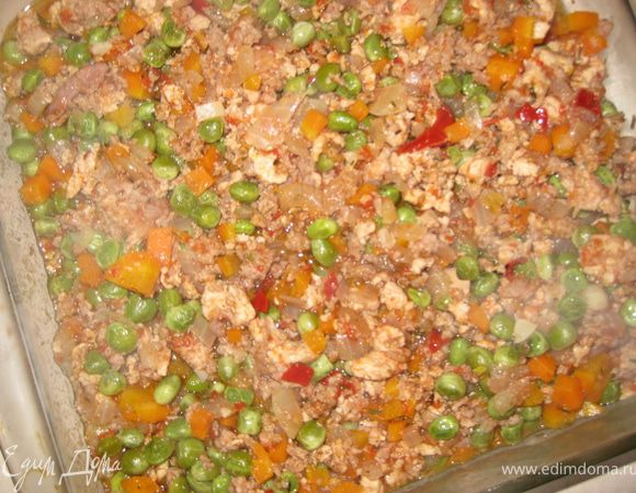 В форму для запекания выкладываем мясной фарш с горошком.