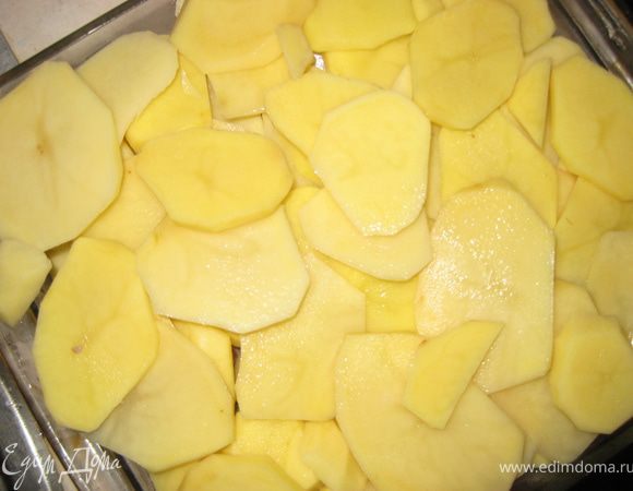 Накрываем сверху слоями из картофеля.