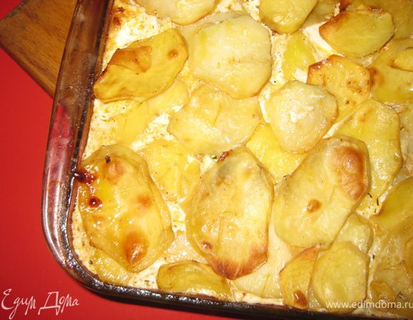 Делаем заливку - для этого смешиваем яйца с молоком, и заливаем картофель. Отправляем запеканку  в духовку при темп.200 гр на 40-50 минут(до готовности картофеля). 