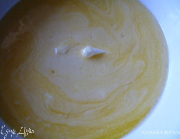 Подготавливаем все продукты:муку просеиваем через сито,яйца взбиваем с солью,маргарин режем на кубики и нагреваем,чтобы он наполовину подтаял и был теплым.