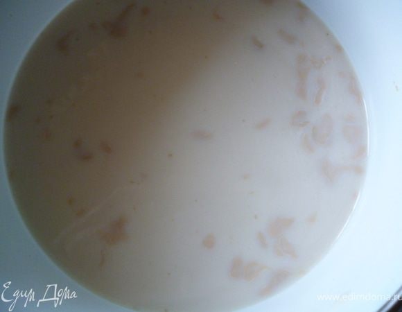 Выливаем молоко в емкость для замеса теста и растворяем в нем дрожжи.