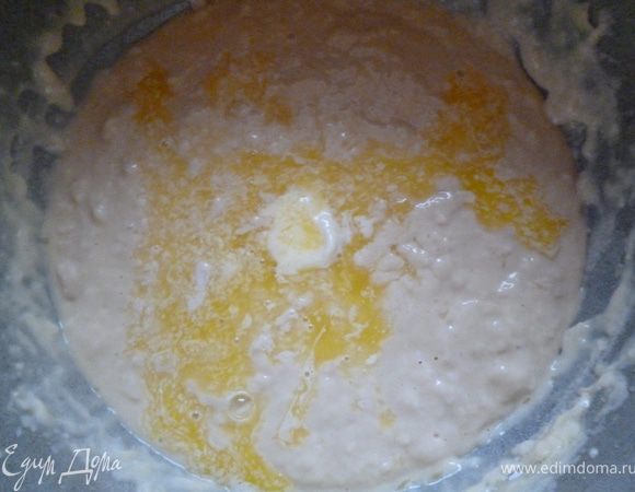 Добавляем примерно полкило муки и перемешиваем с молоком(должно получиться тесто как на оладьи)