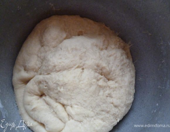 Постепенно добавляем остальную муку и теплый маргарин и вымешиваем тесто ,чтобы оно начало отставать от рук и стенок посуды.