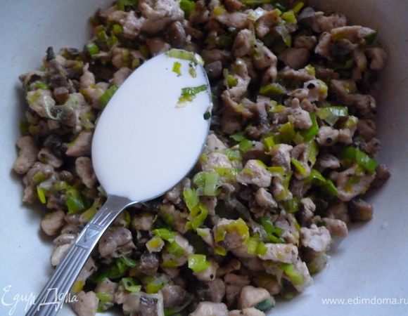 Нагреть сковороду,налить растительное масло и сначала жарим грибы,через 10минут к грибам добавляем мясо и жарим пока мясо полностью поменяет цвет,затем накрываем крышкой и готовим до испарения жидкости.Открываем крышку,солим и перчим,добавляем порей и жарим 2-3минуты,выключаем огонь,добавим сливки,маленький лавровый листик,перемешаем  и даем остыть под крышкой.