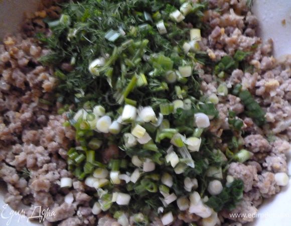 Приготовим фарш из мяса:пропустим филе через мясорубку,репчатый лук нарежем мелко.Обжарим лук на растительном масле до прозрачности,затем добавим фарш и перемешаем,жарим,пока фарш поменяет цвет и затем тушим под крышкой до испарения жидкости,добавим 2сырых,слегка взбитых яйца и быстро перемешаем до однородной массы,выключаем огонь.Солим и перчим,добавим сливки,хорошо перемешаем и даем остыть под крышкой.