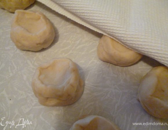 Берем порцию теста,делаем колбаску и нарезаем на куски величиной с крупное куриное яйцо и так поступаем со всем тестом,накроем полотенцем и приступаем к формовке пирожков.у меня три вида разделки.Я решила показать 2вида.