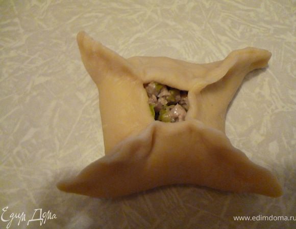 Делаем из куска теста лепешку(10см в диаметре),на середину выкладываем фарш,формуем пирожок 4-угольной формы,оставляя небольшое отверстие посередке.Швы защипывайте плотно.