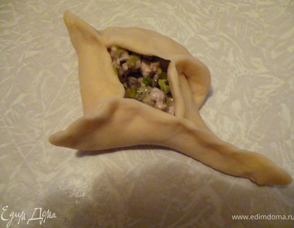 Затем поступаем так:уголок оттягиваем и огибаем им правую сторону квадрата и конец загибаем под низ пирожка,что бы он не разлепился и держал форму.