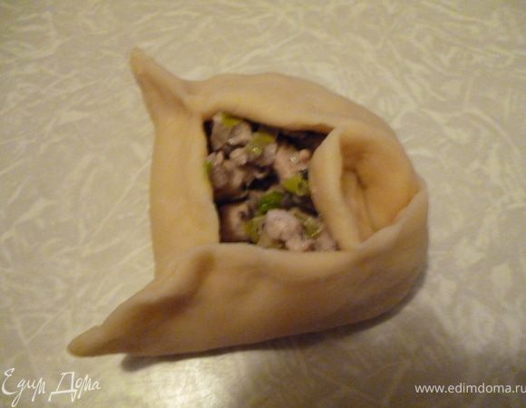 Затем вот так.И так же загибаем углы с левой стороны.В общем лепим как манты.Укладываем на противень для расстойки 20-25мин.Затем смазываем взбитым яйцом и выпекаем 15-20минут при 170градусах до приятного румяного цвета.Перед тем как пирожки почти готовы,выдвинуть противень,посыпать натертым сыром и дать сыру расплавиться.Вынимаем из духовки и накрываем полотенцем на 10-15минут.Все,ароматные вкусные пирожки готовы!