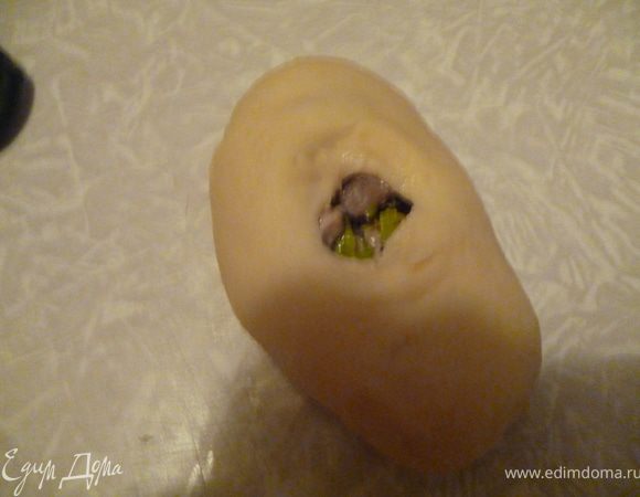 Этот способ лепки для тех,кто не хочет заморачиваться сложной формой лепки.Лепим обычный пирожок,переворачиваем его швом вниз и на верхушке делаем надрез ножницами и руками формуем отверстие.