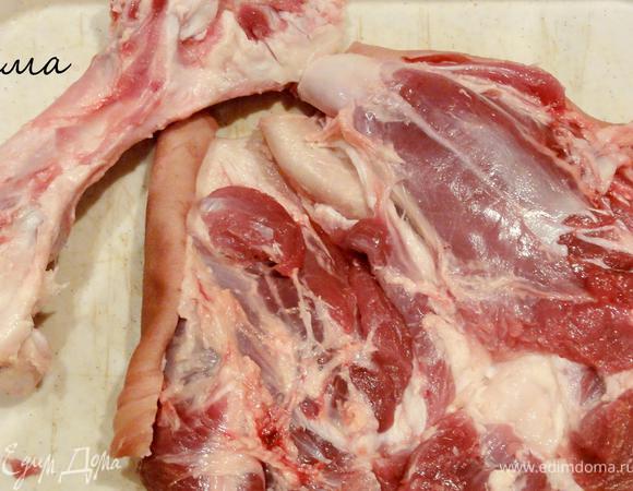 Помойте, обсушите салфеткой. Сделайте надрез и удалите кость, стараясь не повредить кожу. 