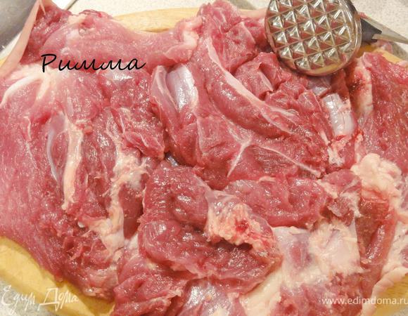 В местах где мяса больше срежьте его и распределите его по всей поверхности. Немного отбейте. Посолите и поперчите.