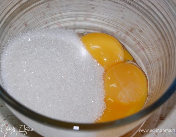 Теперь приступим к приготовлению баваруа. Желтки взбить с сахаром, влить в горячее молоко, перемешать, поставить на водяную баню. Варить до загустения, помешивая. Желатин залить горячей водой. Когда растворится, добавить в крем. Охладить.