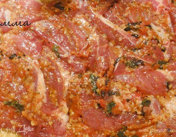 Натрите мясо и заверните в рулет.