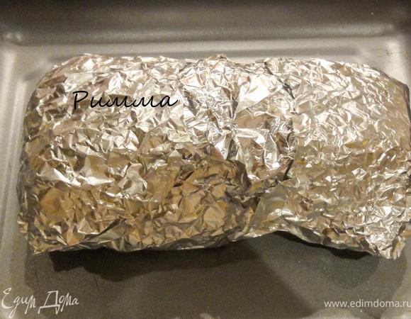 Заверните в фольгу и поставьте в разогретую духовку до 200 гр. на 1ч. -1ч 20 мин. 