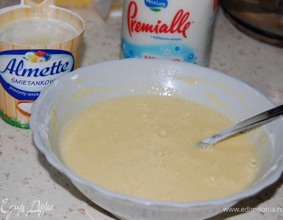 Яйца взбейте венчиком (или вилкой). Добавьте творожный сыр, взбейте. Всыпьте муку, разрыхлитель, хорошо перемешайте. Влейте молоко, перемешайте. Дайте тесту постоять, если есть на это время.