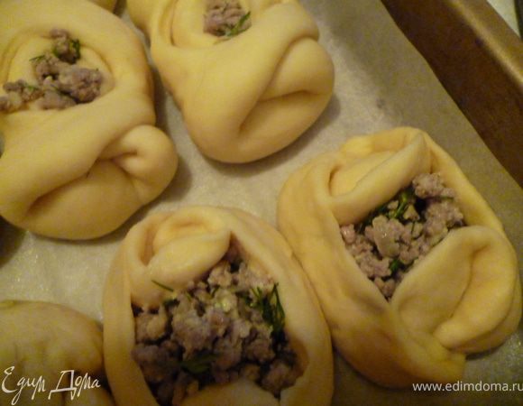 Добавляю еще одно фото.Это уже после расстойки пирожков,перед тем как их смазать яйцом и отправить в духовку.Фото неважные,пекла поздно вечером.