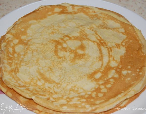 Добавьте 1 ст. л. растительного масла. Жарьте блинчики на смазанной растительным маслом сковороде.