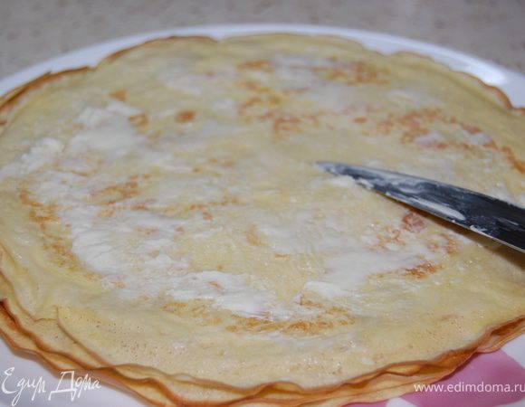 Сливочное масло заранее достаньте из холодильника, чтобы удобно было намазывать его на блинчики. Смазывайте весь блин полностью,