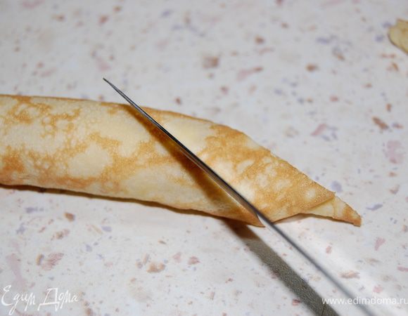 Сверните блинчики в трубочку. Нарежьте по диагонали на кусочки толщиной примерно 1 см.