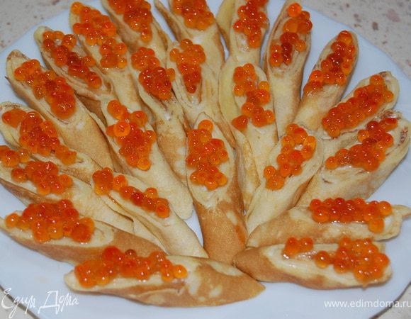 Положите икру.