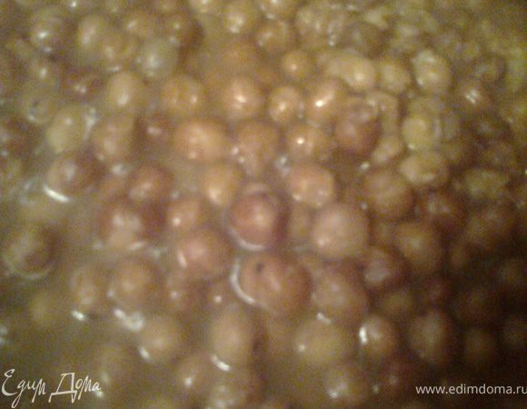 Сливаем,промываем и заливаем водой (уровень воды должен выше гороха на пару см) Если колбаски(или копчёное мясо) солёные,то солим чуть-чуть,а если готовим для поста,то солим по своей норме и вкусу. Я готовлю в кастрюле с толстыми стенками, довожу до кипения и переставляю затем на самую маленькую конфорку.