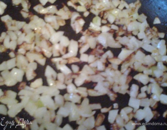 Примерно на полуготовности (через полчаса) начинаем резать лук и обжаривать. Если постный вариант, то лука надо много, вкуснее будет! (горох пропитается ароматами зажаренного лука) Выкладываем в кастрюлю с горохом лук и тушим ещё полчаса. Всё, постный вариант готов!