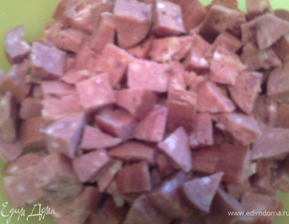 Если хочется мясного,то режем наши колбаски на мелкие кусочки.