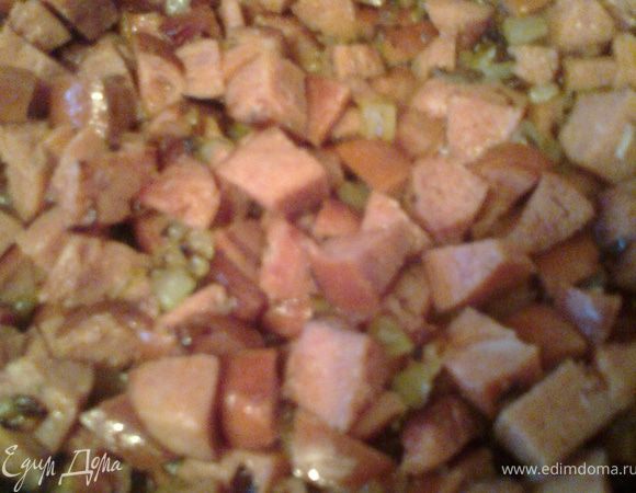 Добавляем к лучку, немного обжариваем вместе и отправляем под крышку к нашему гороху ещё на полчаса.