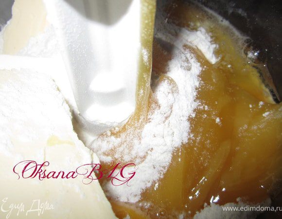 Смешать все ингредиенты руками или замесить тесто в комбайне.