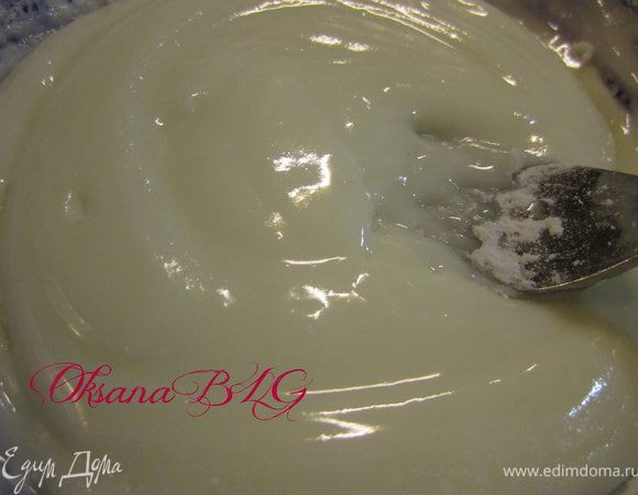 Приготовить айсинг. Айсинг должен быть плотноватый, чтобы при перемешивании оставались на нем следы. половину айсинга положить в кулечек или корнетик и сделать им полоски по контуру звездочек.