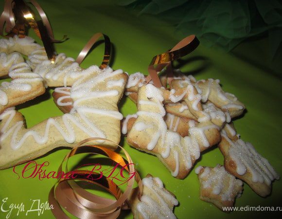 Оставшимся айсингом украсить пряники-игрушки.