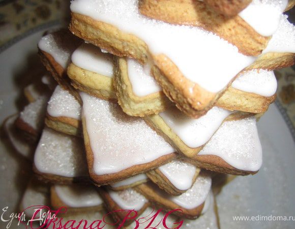 Когда айсинг немного застынет, можно собирать елочку. По желанию елочку притрусить сахаром.