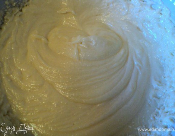 В размягченное масло добавить сахарную пудру, взбить миксером