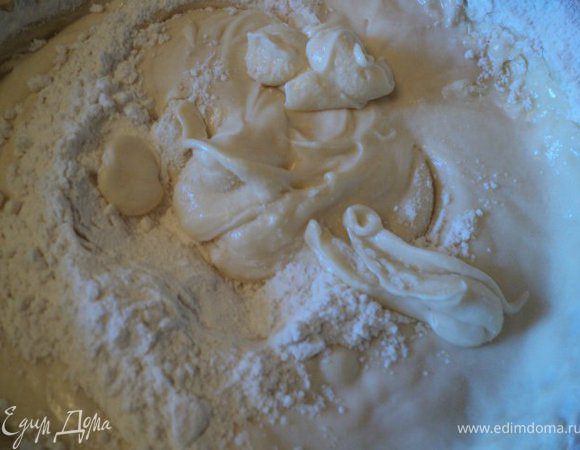 Постепенно, размешивая, добавить муку с разрыхлителем,