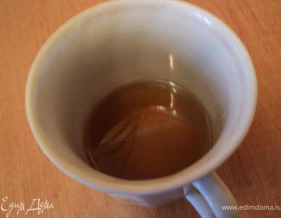 Сварить сироп для пропитки из сахара и воды, немного охладить  и добавить ром ( коньяк).