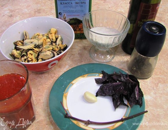 Подготовьте ингредиенты. Паста должна быть из твердых сортов пшеницы.