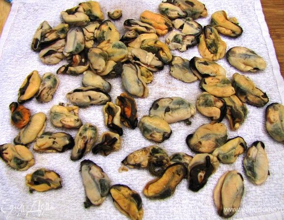 Это очень простое блюдо. Если вы приобретете действительно качественные продукты, то результат будет как минимум очень хорошим.<br />
Отварите пасту, отправьте ее в кипящую подсоленную воду на время в соответствии с указаниями на упаковке. Необходимо лишь помнить, что паста должна быть немного твердой, как говорится, альденте. Иначе в готовом блюде она развалится. Теперь о соусе. На приготовление соуса у вас уйдет примерно 8–10 минут. И соус, и паста должны быть готовы в одно время, чтобы их смешать. Разморозьте мидии, если они у вас мороженые. Размораживать надо в холодильнике. У меня на это ушли сутки. Если будете размораживать в тепле — заведутся микробы. Слейте сок и промокните мидии кухонным полотенцем.