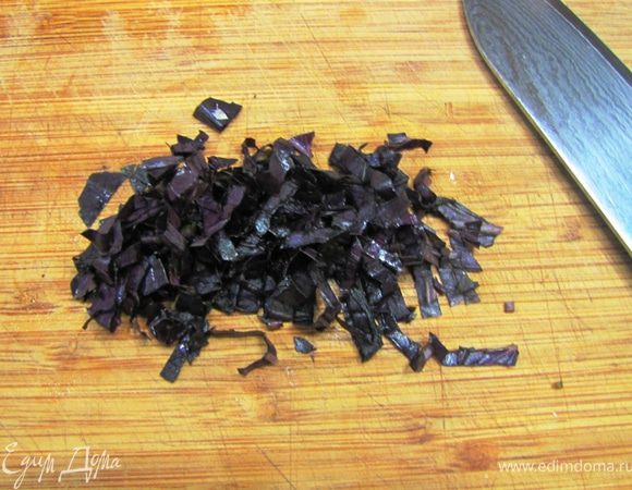 Нарубите довольно мелко зелень базилика.