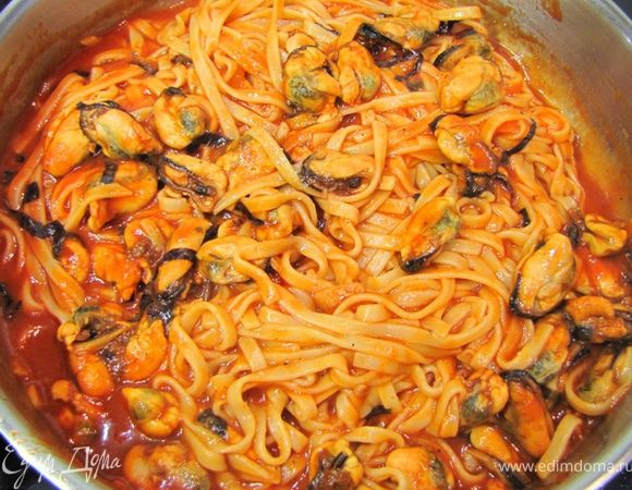 Еще раз перемешайте. Выключите огонь. Переложив пасту с мидиями на тарелку, старайтесь, чтобы каждому досталось одинаковое количество мидий. Сбрызните пасту в тарелке оливковым маслом Extra Virgin. Это усилит аромат пасты.