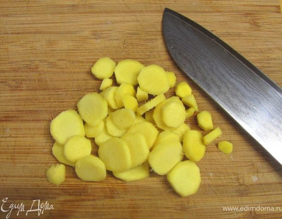 Почистите имбирный корень, промойте и порежьте на кружочки.